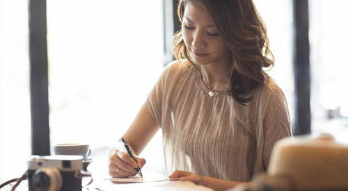 一个人坐在窗边看书或发呆的宁静画面