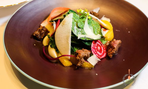 丰富沙拉配坚果和水果