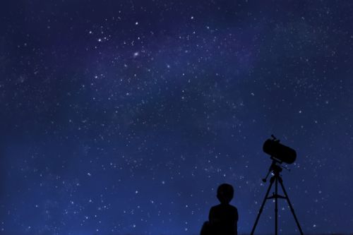 一名学生站在窗边仰望星空思考未来