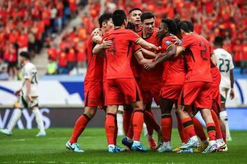 国足屡战屡败，范志毅无奈苦笑：穿国字号球衣的尊严去哪儿了？