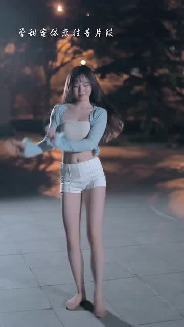 自信的梨形身材女性