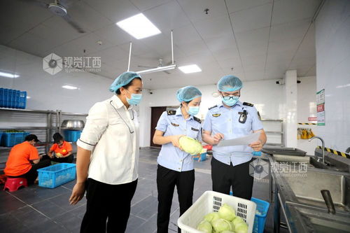 市场监管局工作人员办公场景