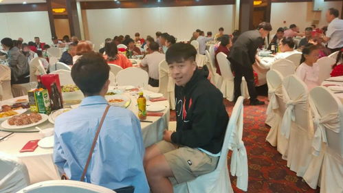 婚宴结束后宾客开心合影留念