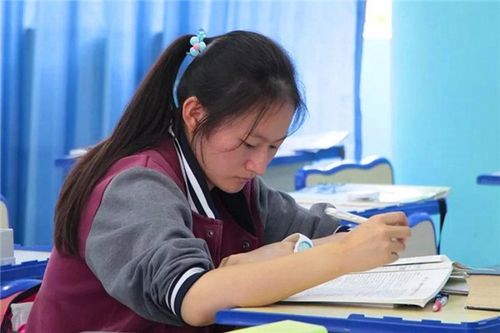 一名考生在校门口与班主任握手并露出微笑