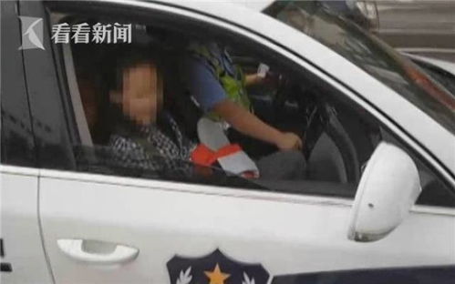 女网红跳上警车引擎盖画面
