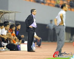 伊万在场边指挥比赛