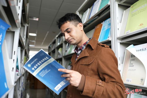 高校学生在图书馆查阅资料