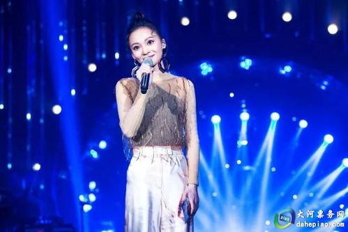 张韶涵舞台演唱时激情澎湃