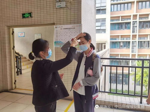 老师在黑板前写下鼓励话语