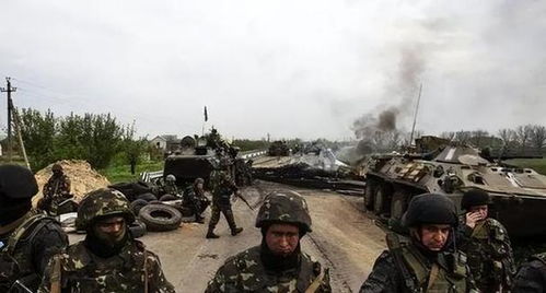 乌克兰士兵在废墟中搜索幸存者