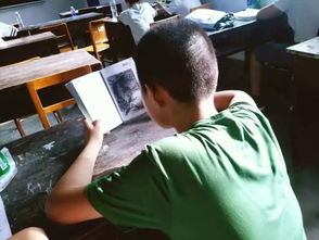 一名大学生用手机录下对过去的自己说的话