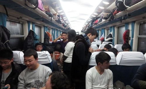 列车车厢内的乘客穿搭