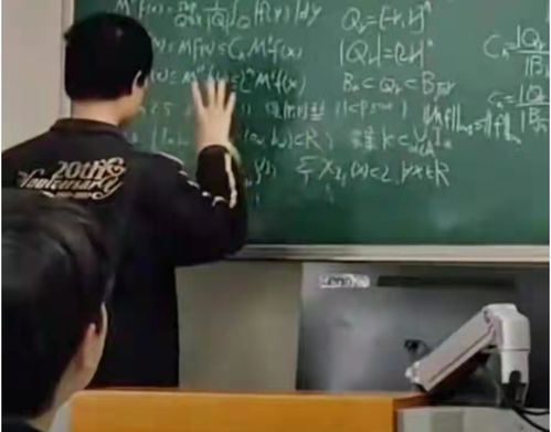 韦东奕在北京大学讲课的照片