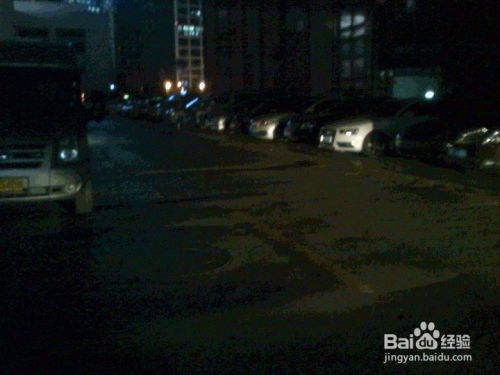 夜晚在公园散步的人群注意脚下安全