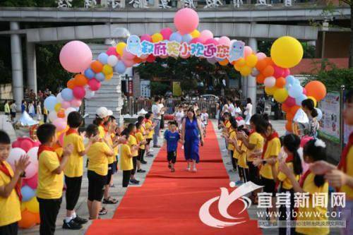 高三班主任身穿红衣击鼓助威