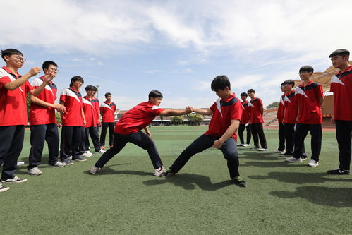 高三学生在操场上做减压游戏