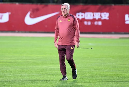 国足教练伊万科维奇在场边指挥