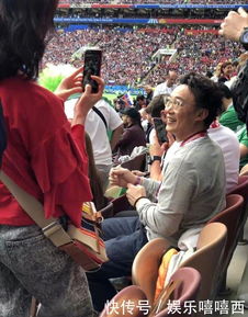 球迷看球表情严肃