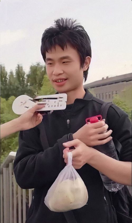 北大“韦神”高考前开账号，粉丝破百万！评论区成考生家长“许愿池”，抖音副总裁发声引热议