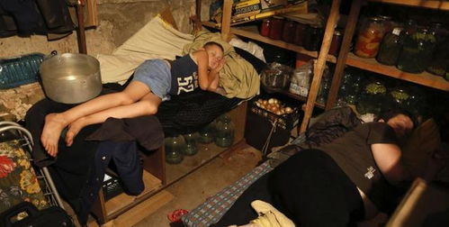 乌克兰市民在防空洞中避难