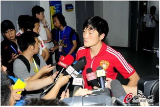 国足更衣室球员低头沉默