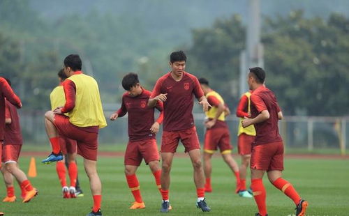 国足训练场上球员奋力奔跑