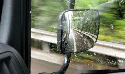 司机驾车专注看前方道路