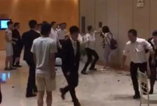 情侣拍照被小孩闯入镜头，上海迪士尼游客冲突升级为肢体打斗