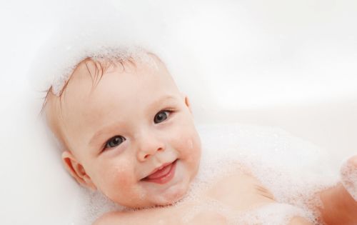 Labubu牙套玩偶摆放在桌面特写