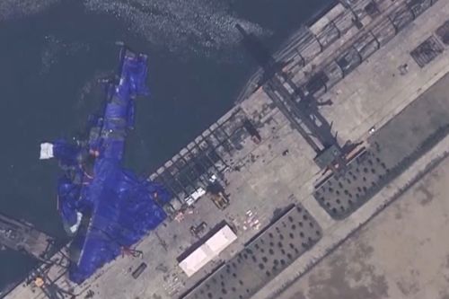 朝鲜驱逐舰下水事故细节曝光：船体已扶正，厂长被拘引深思