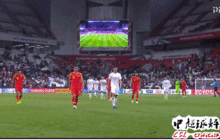 王大雷与队友击掌鼓励