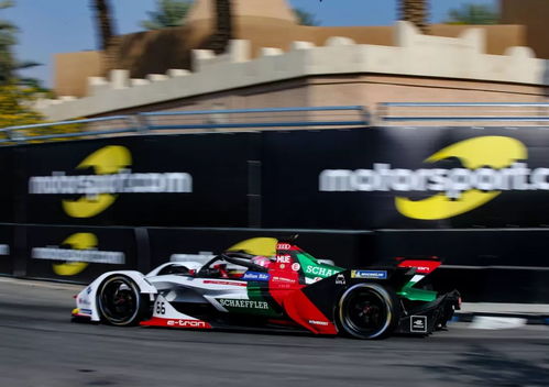 赛车手在沙漠中驾驶赛车飞驰