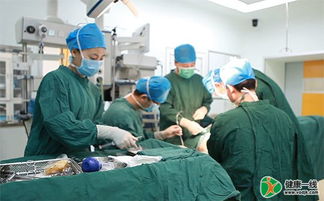 医生为梅杰综合征患者检查面部肌肉反应