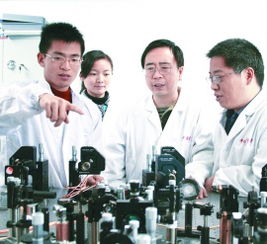 中俄科学家在实验室中讨论技术方案