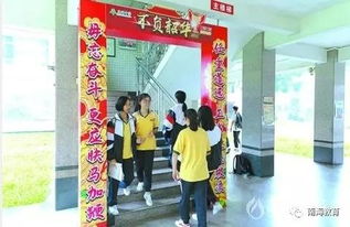 老师和学生一起贴高考对联