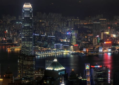 王健林站在高楼俯瞰城市夜景