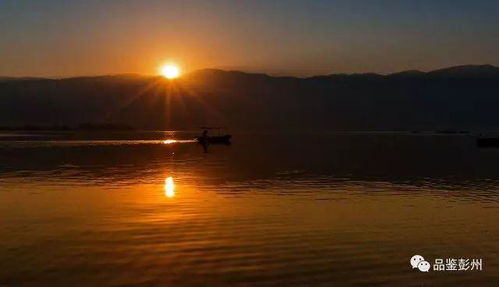 夕阳下的天池倒映天空美景