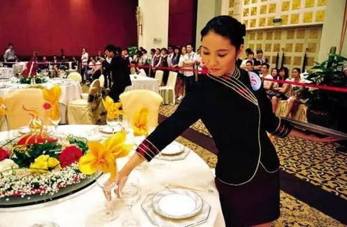 婚宴现场服务员正在依次上菜