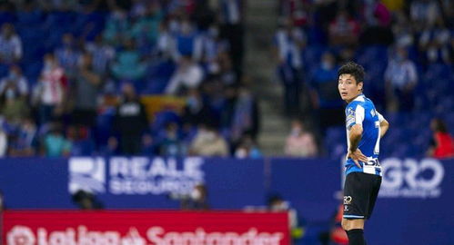 武磊在比赛中奔跑