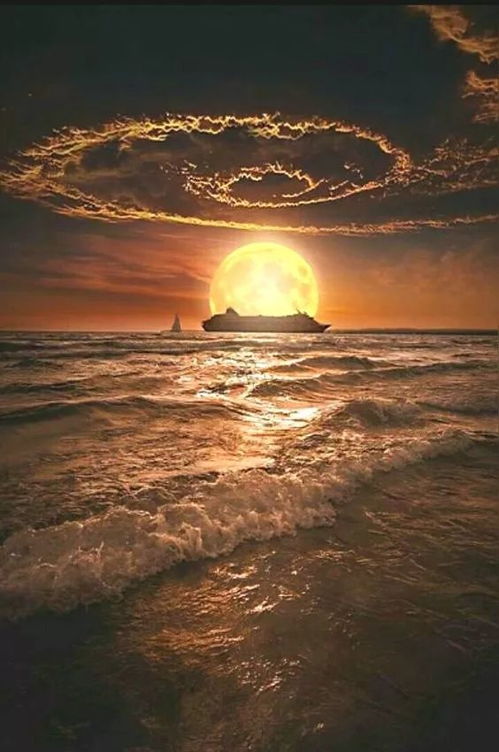 阿古拉斯二号航行在夕阳下的海面