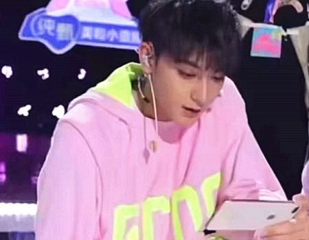 马嘉祺练习歌曲的画面