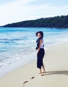 梁伟铿在青岛海边散步