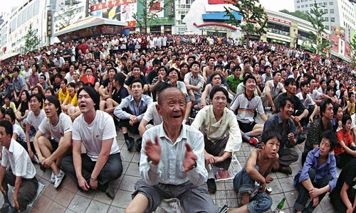 球迷在比赛中为中国队呐喊助威