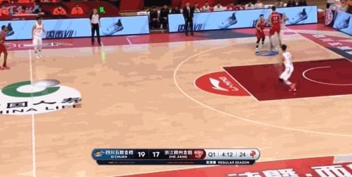 年轻球员在球场上奔跑