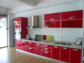 刨花板安装在厨房橱柜中的场景