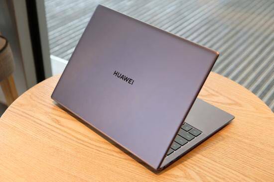 MateBook Pro搭配华为手机进行多屏协同操作场景