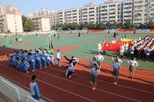 学生在学校操场参加成人礼仪式