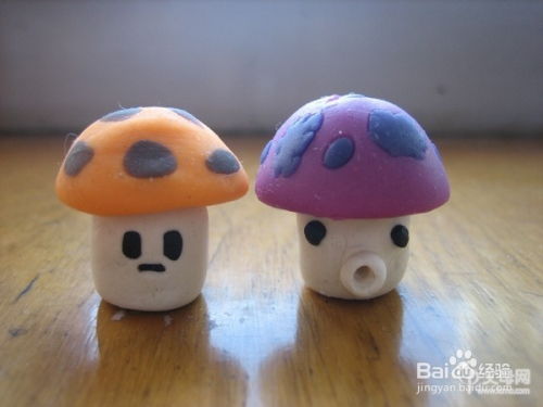 小朋友手拿彩色橡皮泥微笑