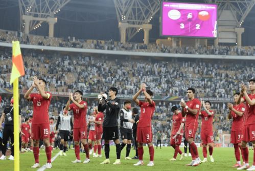 U16国足队员在颁奖台上庆祝胜利