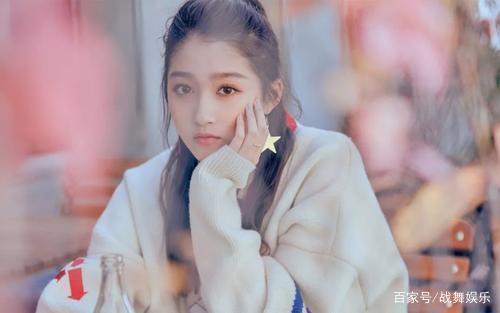 关晓彤在教室里认真看书